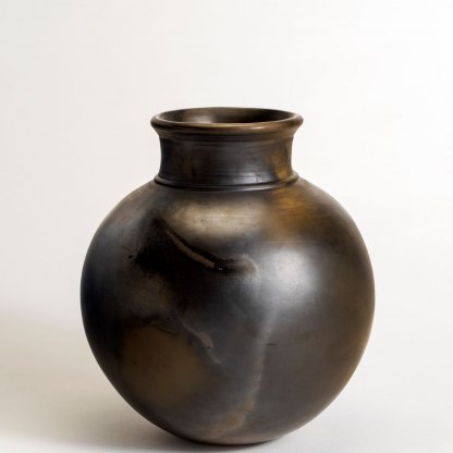 Pot made by Magdalene Odundo (b. 1950) in Surrey, England, c. 1983. Terracotta, burnished and reduced black.